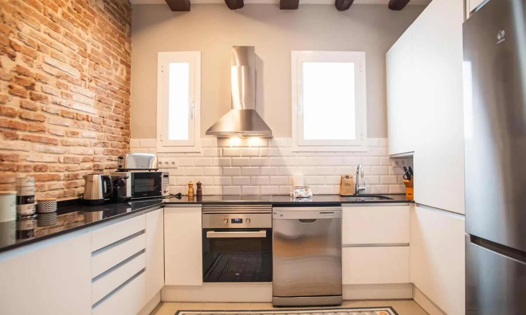 44Mal1084- Bright 2Br Apartment バルセロナ 0*,  スペイン